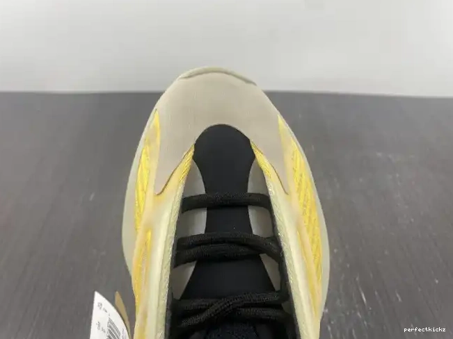 Safflower V3 700 HP5425 Mono Yeezy Adidas 0501